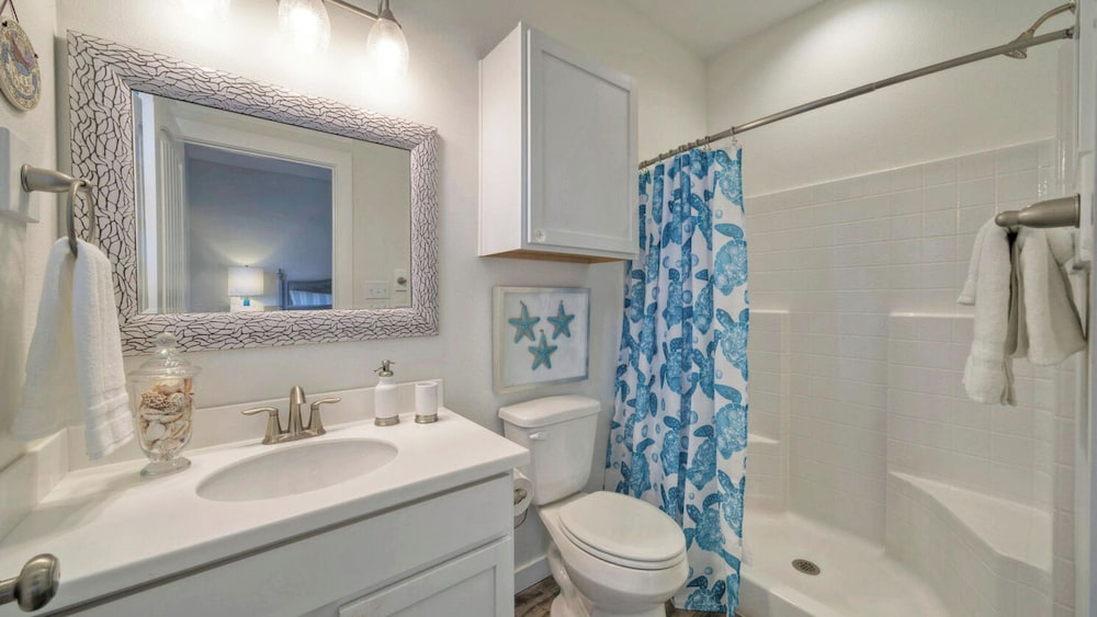 Sleeps 29, 3 Homes Beachside Resort Pool, Walk to the Beach