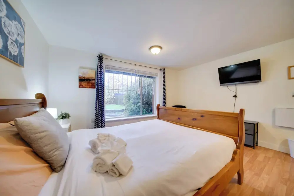 6 Mi to Downtown Seattle: Step-free Apt w/ Patio