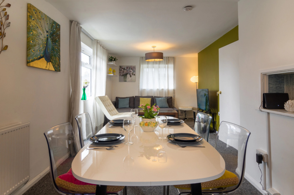 PickThePlace 3-bedroom Plymouth apartment