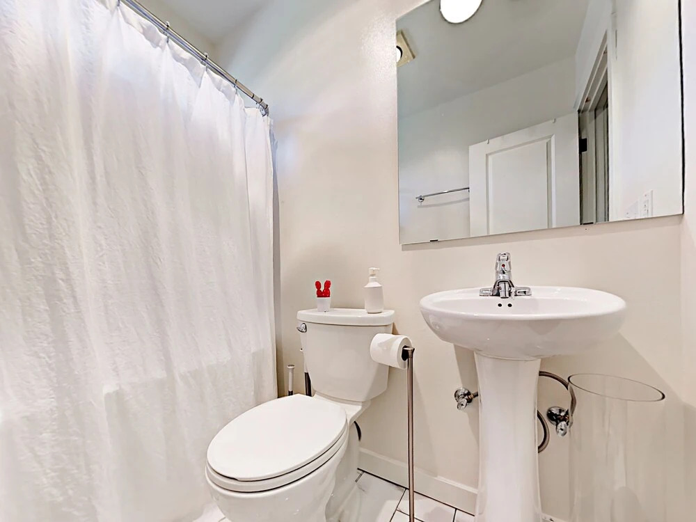 Cozy Capitol Hill W/ Patio 1 Bedroom Cottage