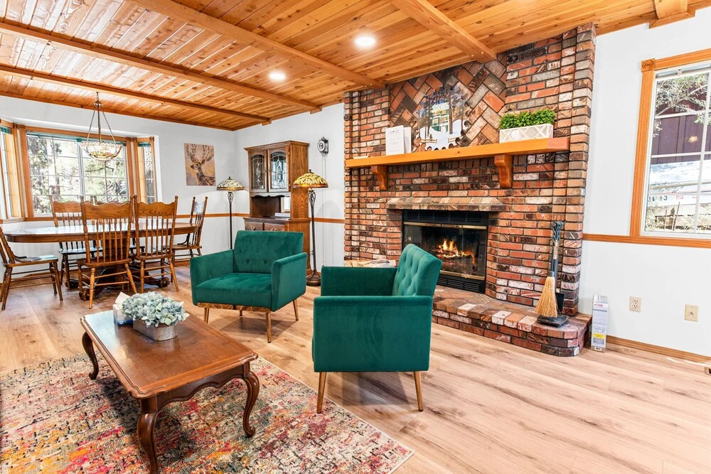 Sugarpaw Cottage - Very Private Cabin Nestled Amongst Towering Pines In This Cozy Mountain Home! 3 Bedroom Cabin