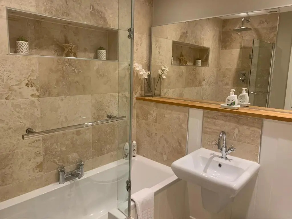 Contemporary Edinburgh 2B City Centre garden flat, close to Castle