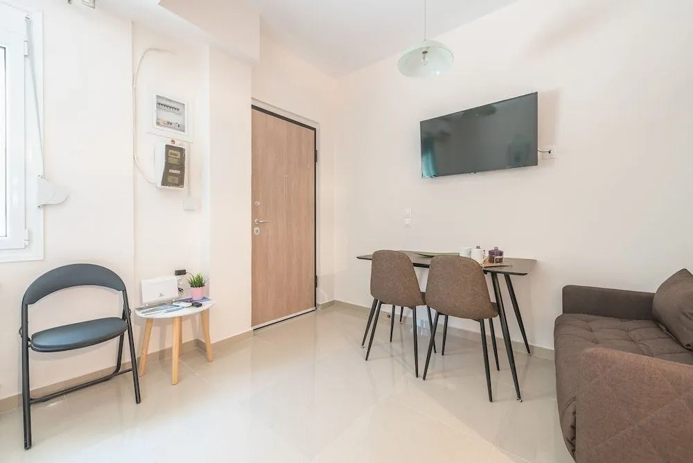 SHARING ROOM IN NEAR THISSIO METRO STATION BY ACROPOLIs