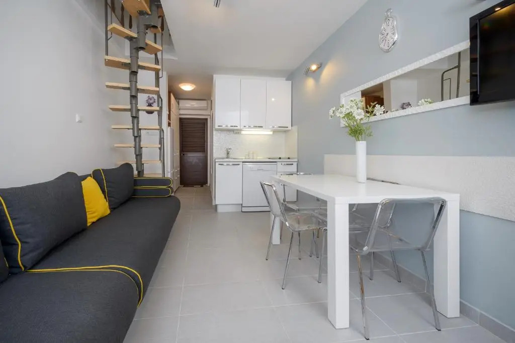 Top Location! Beach & Center Apt 4