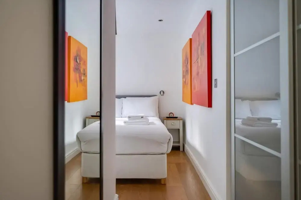 Lovely Charing Cross Apartment