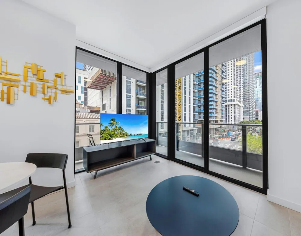 Heart of Downtown-1BR with Skyline Views