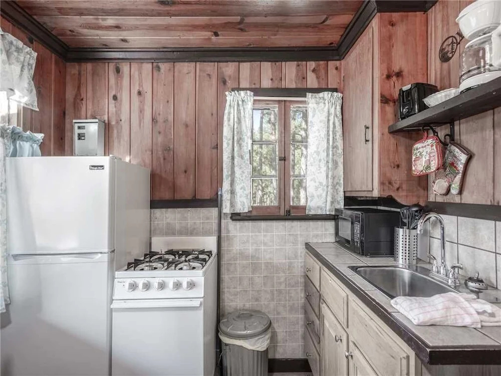 Tiny Two, 2 Bedrooms, Midtown, Sleeps 4