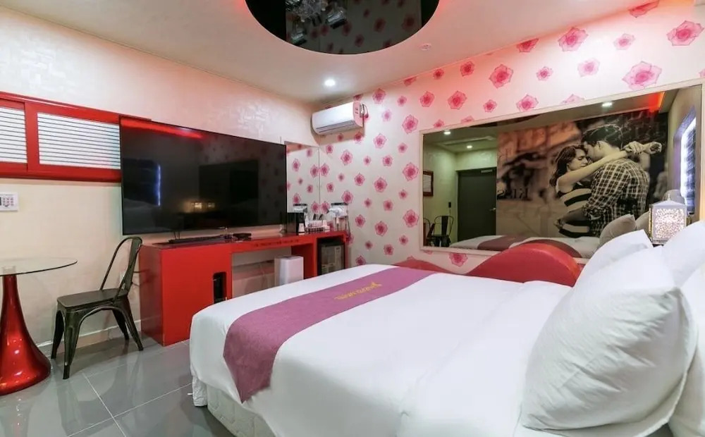 Hera drive in hotel