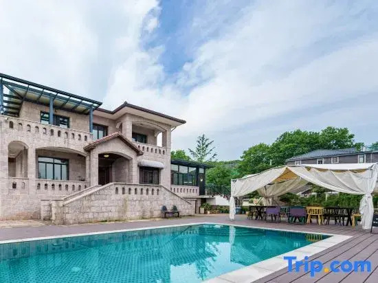 Lakeside Villa Homestay