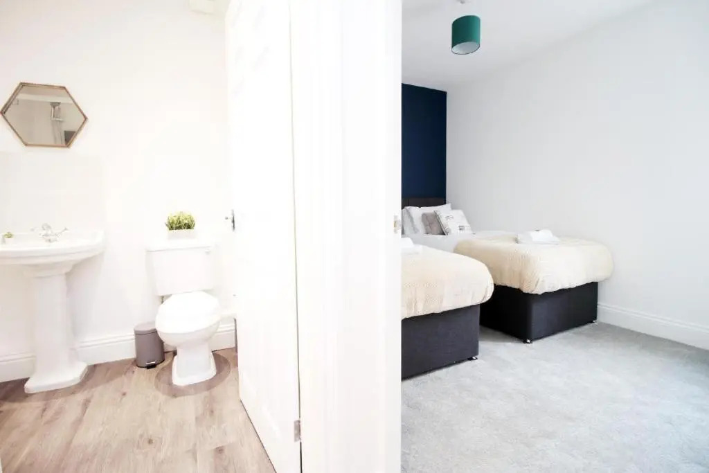 16 North Road Flat 1 by Mia Living Free Parking On Site