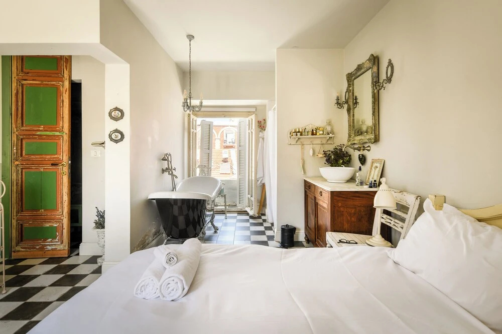 Elegant 1BR Apt w Balcony in the City