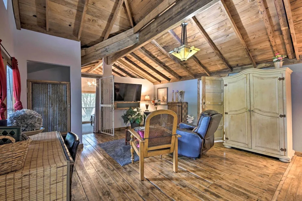 Rustic Chic Home: 1 Mi to Dtwn Hot Springs!
