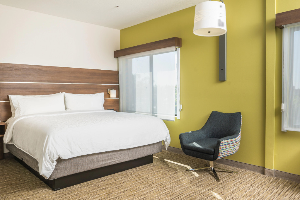 Holiday Inn Express & Suites - Lake Forest by IHG