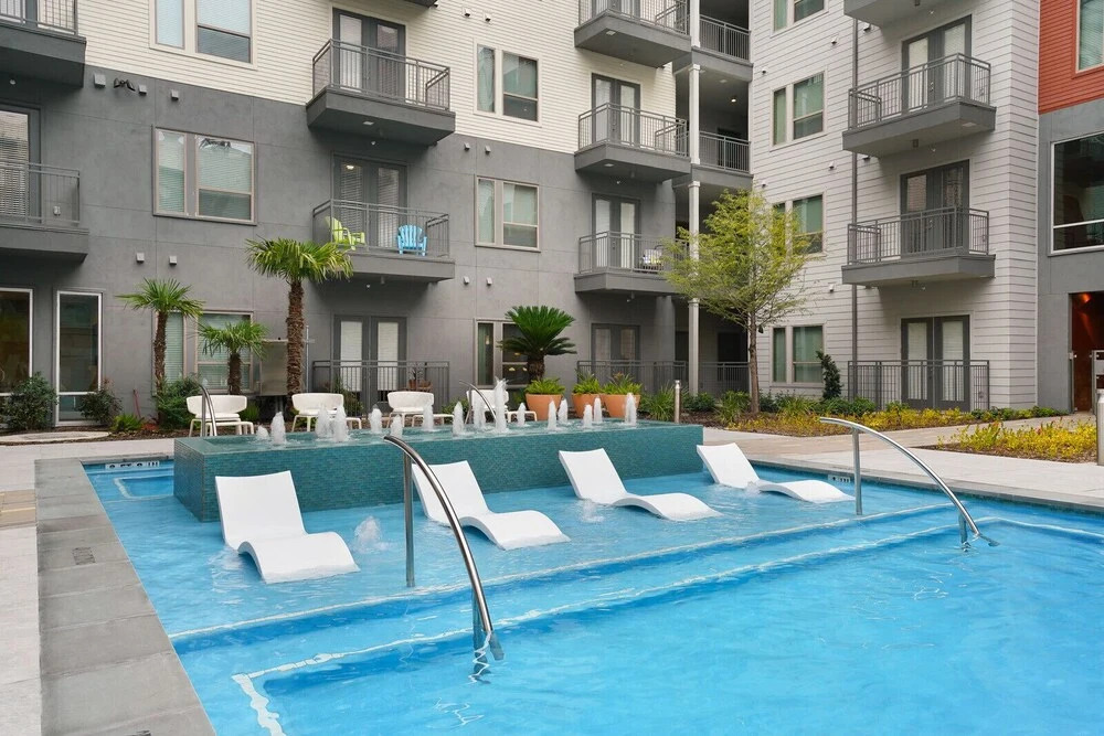 1 BR and 2 BR near Downtown by Frontdesk