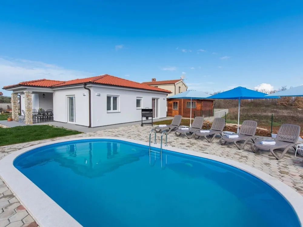 Charming Villa Frontera in Nova Vas With Private Pool for 7 People