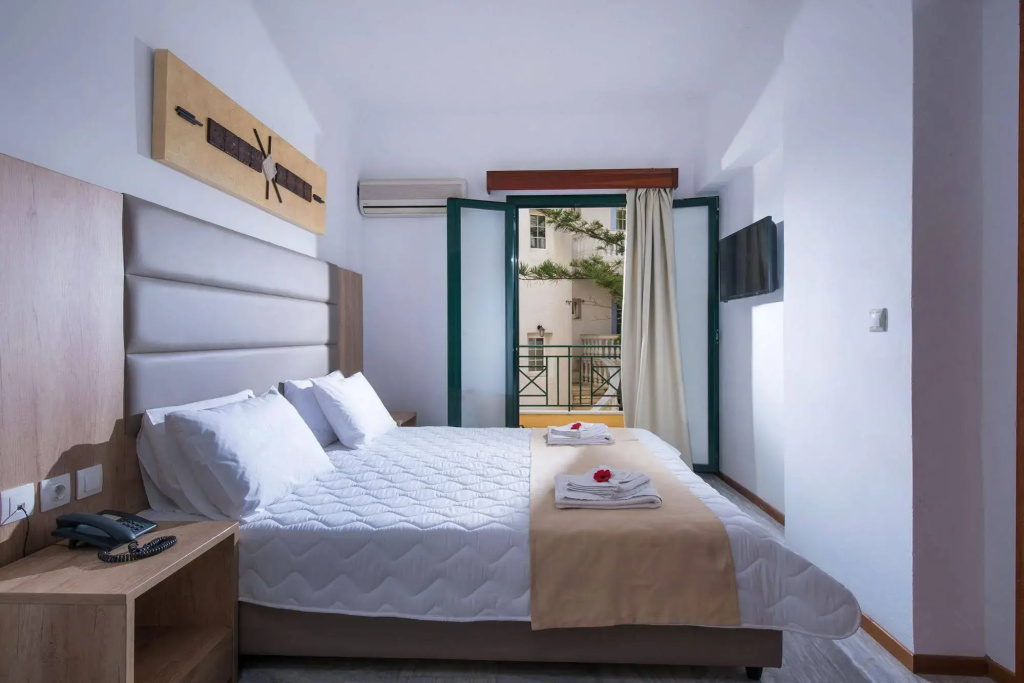 Elmi Beach Hotel & Suites