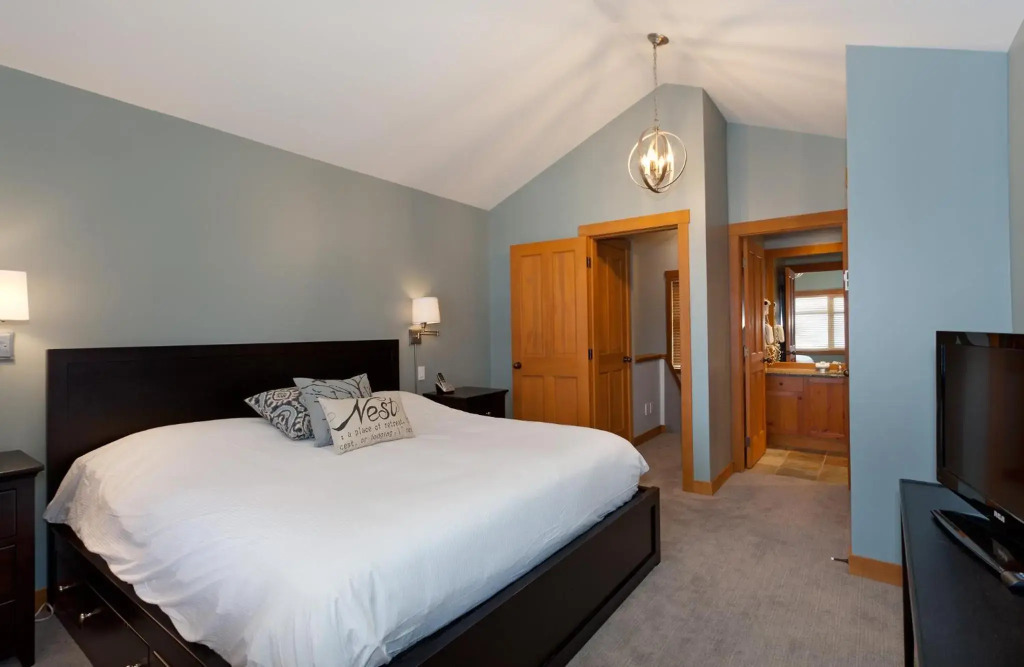 Beautifully Renovated, Fantastic Views Ski in out 3 Beds - Mountain Star