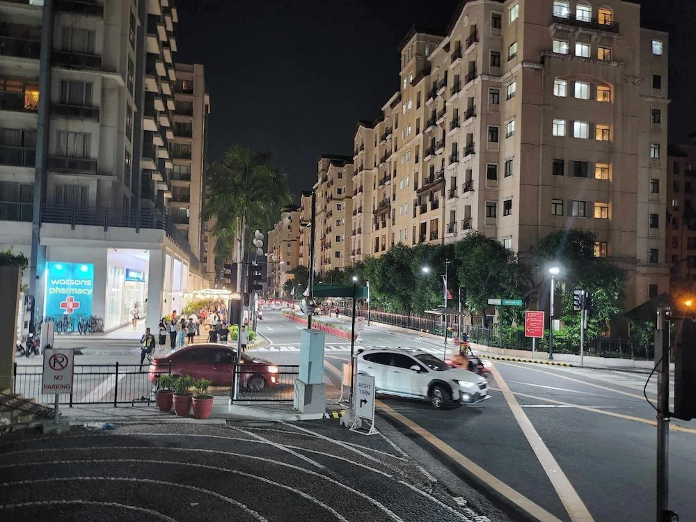 1 Bed Apartment - Sleeps 7 - Pool & Wifi