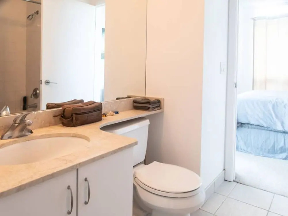 Modern 2 bedroom Condo with CN Tower Views