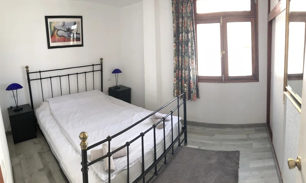 Two bedroom apartment 2 min from beach