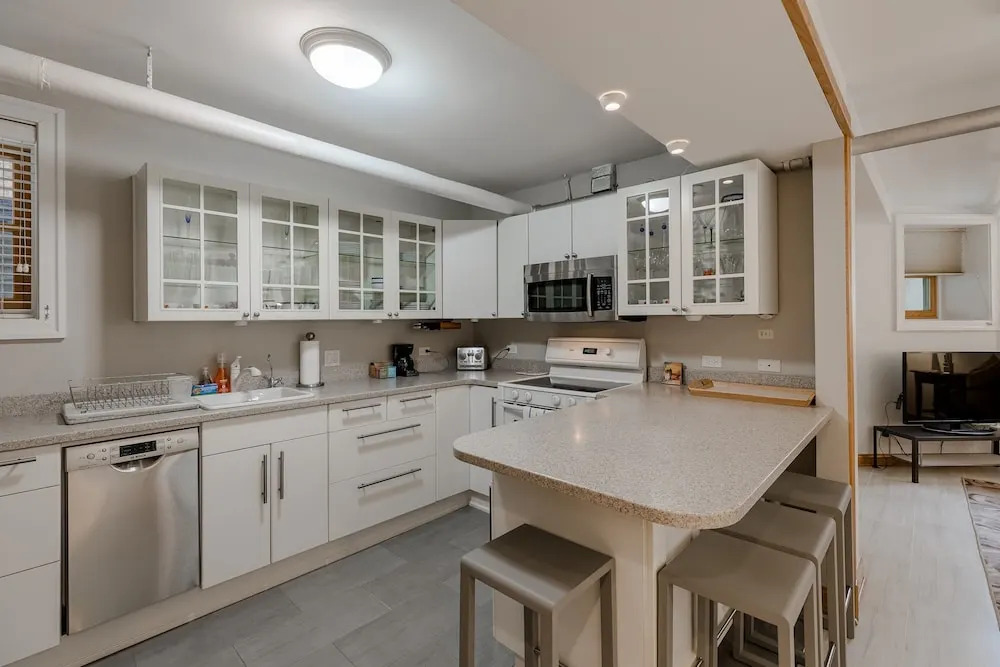 Spacious & Clean Ukrainian Village 2 Bedroom! by AllSet Turnover