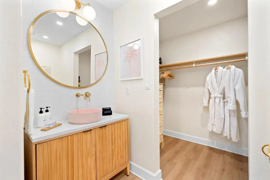 Luxury Villa, 2 Blocks from the Beach, Hot Tub
