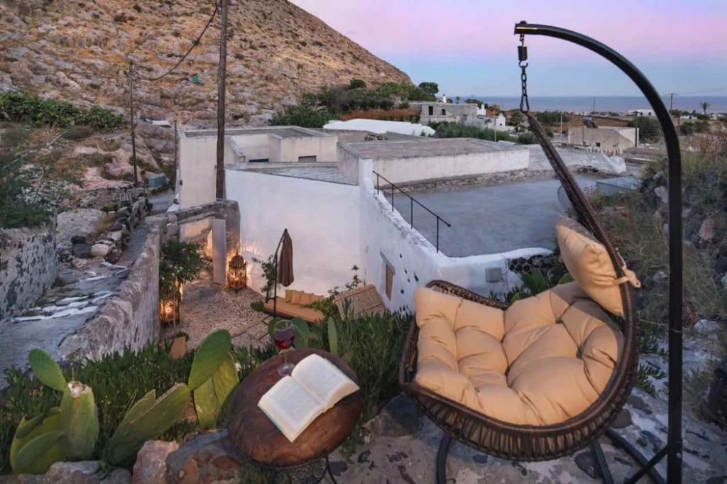Dandy Cave Villa - Romantic Private & Luxurious - Waterfall Pool - Hot Tub -Up to 8 People