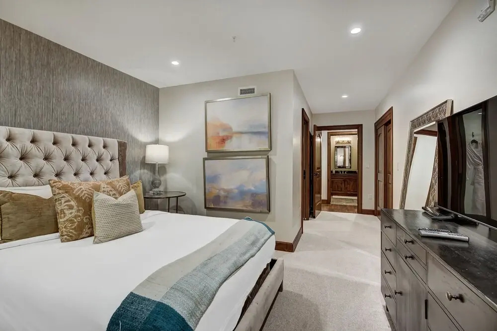 Remodeled 3 Bedroom Valley View at Ritz Carlton 3 Condo by RedAwning