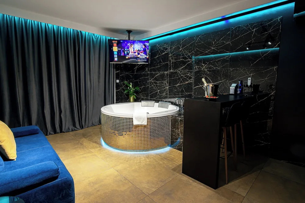 Glass House Hot Tub Apartments