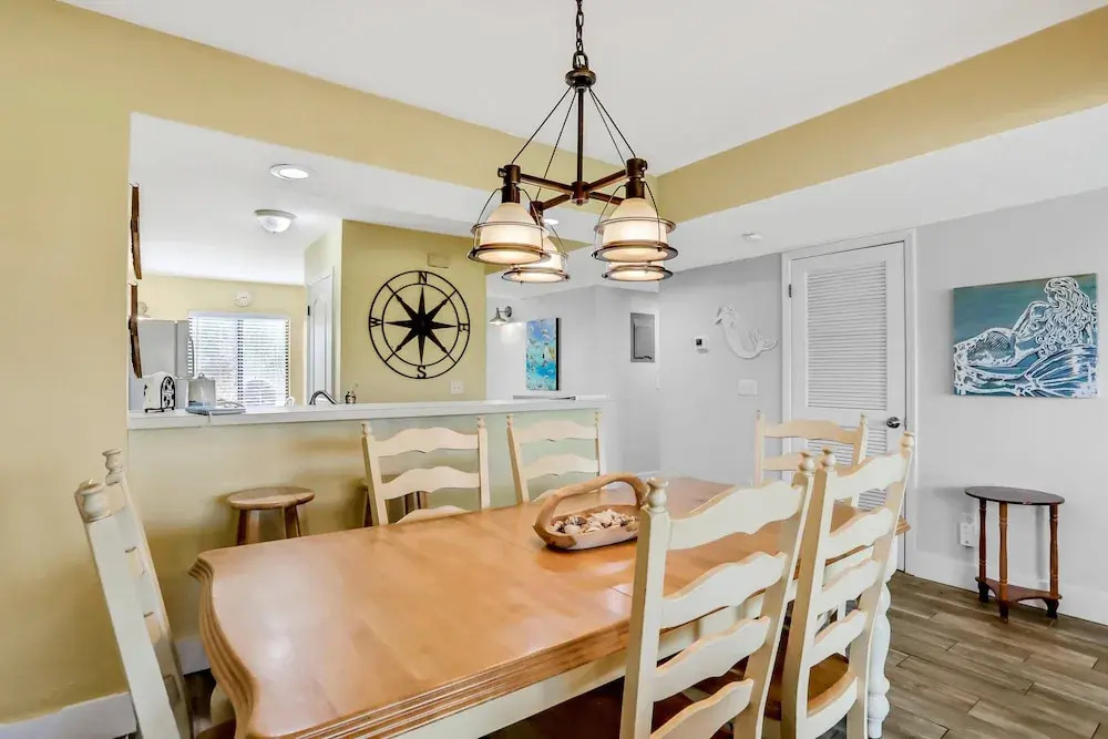 Ground-floor Condo Next to the Tennis Courts With 2 Pools, Sauna, Beach Access