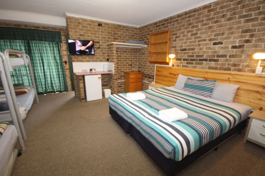 Acacia Snowy Motel