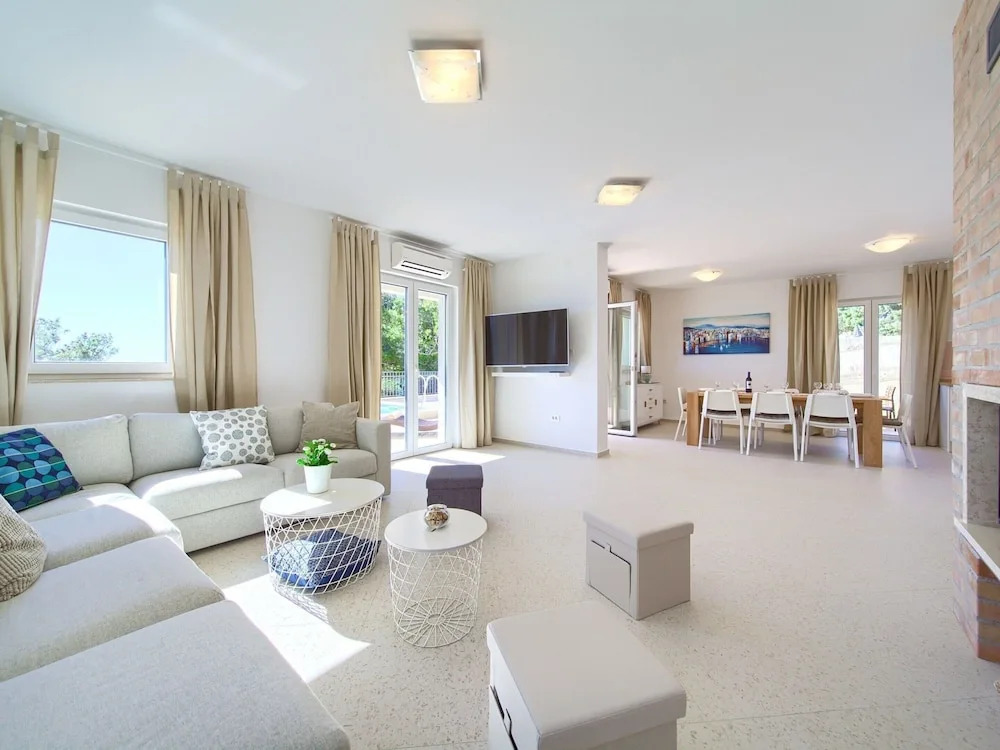 Villa in Cres With Sea Views & Pool