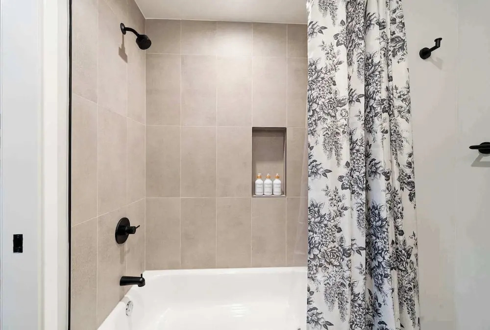 Steps from the Lake Edgewater Modern 2BD 2BA