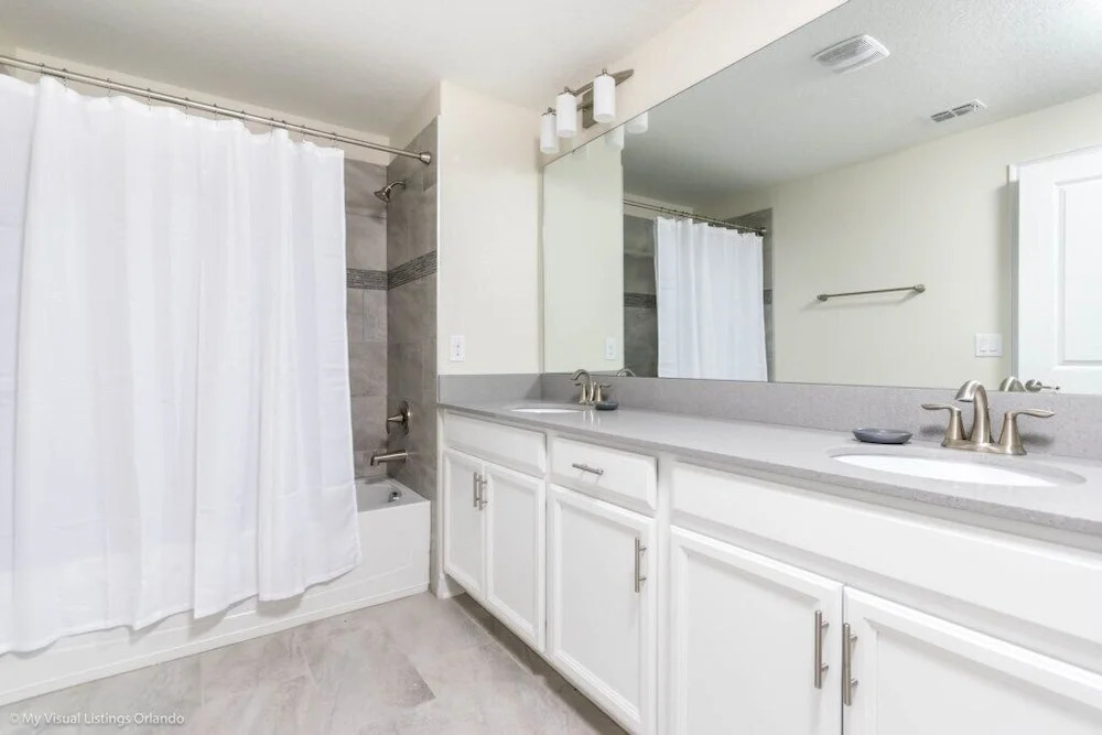 5 Bedroom Town Townhouse