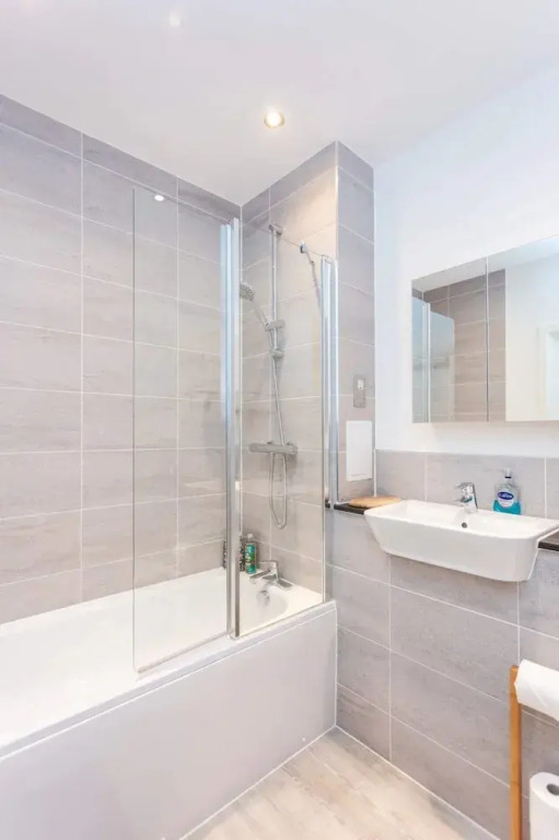 Bright 1 Bedroom Apartment in Hackney Wick With Balcony