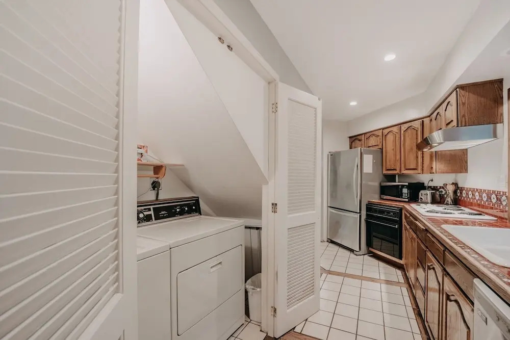 13sl - Hot Tub - Pets Ok - Wifi - Sleeps 8 2 Bedroom Home by RedAwning