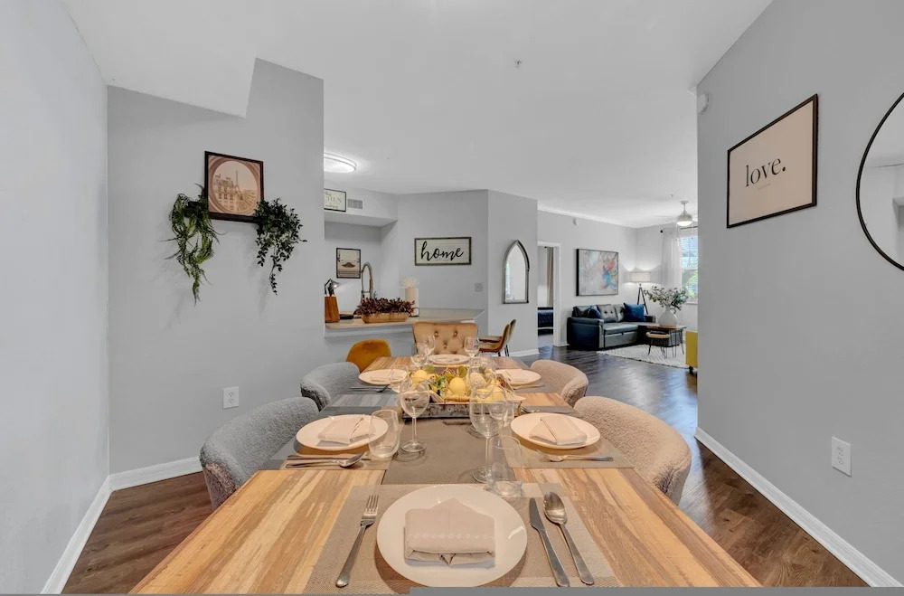 Modern 2BR 2BA King Bed Pool Gym 6