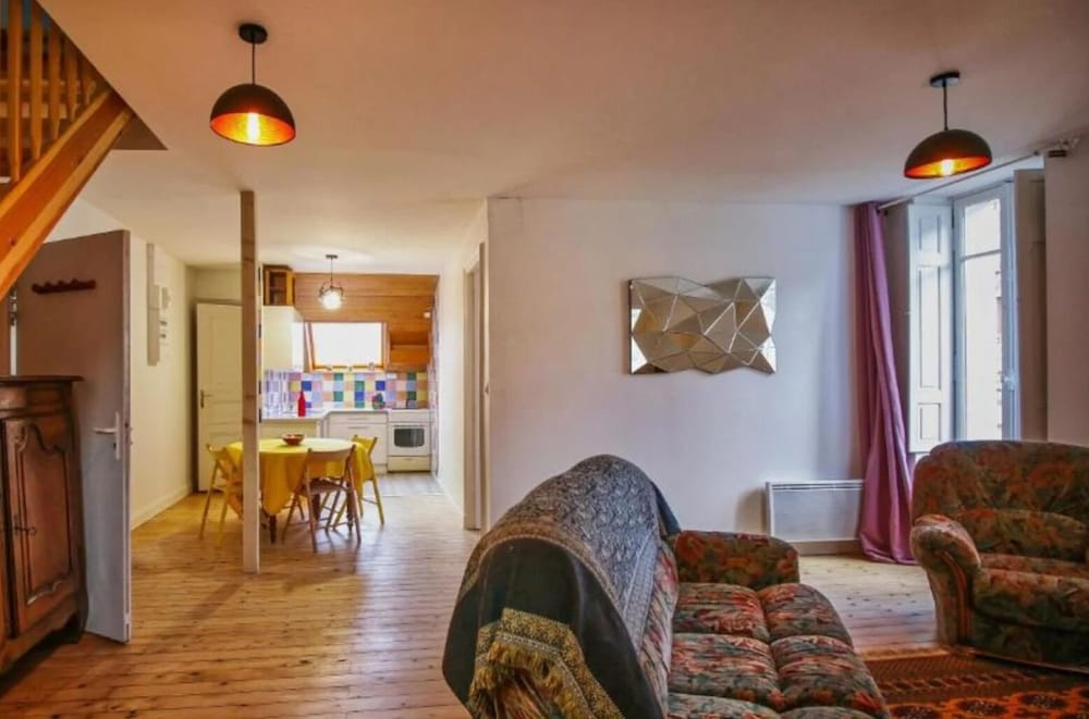 VILLA ILIXON - Appartements privés proche du centre de Luchon, parking, billard, jardin
