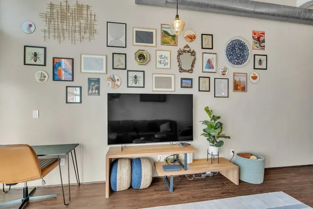 Modern Condo With Mountain Views, Walk To Downtown 2 Bedroom Condo