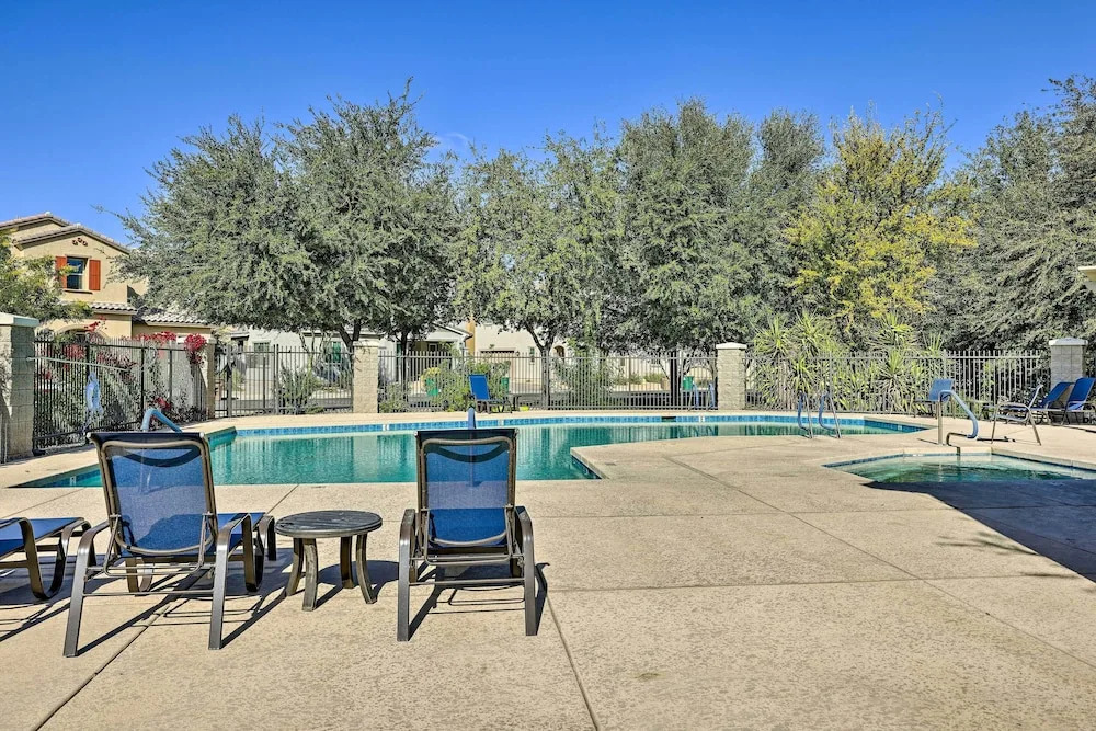 Bright Goodyear Home: Community Pool, Hot Tub