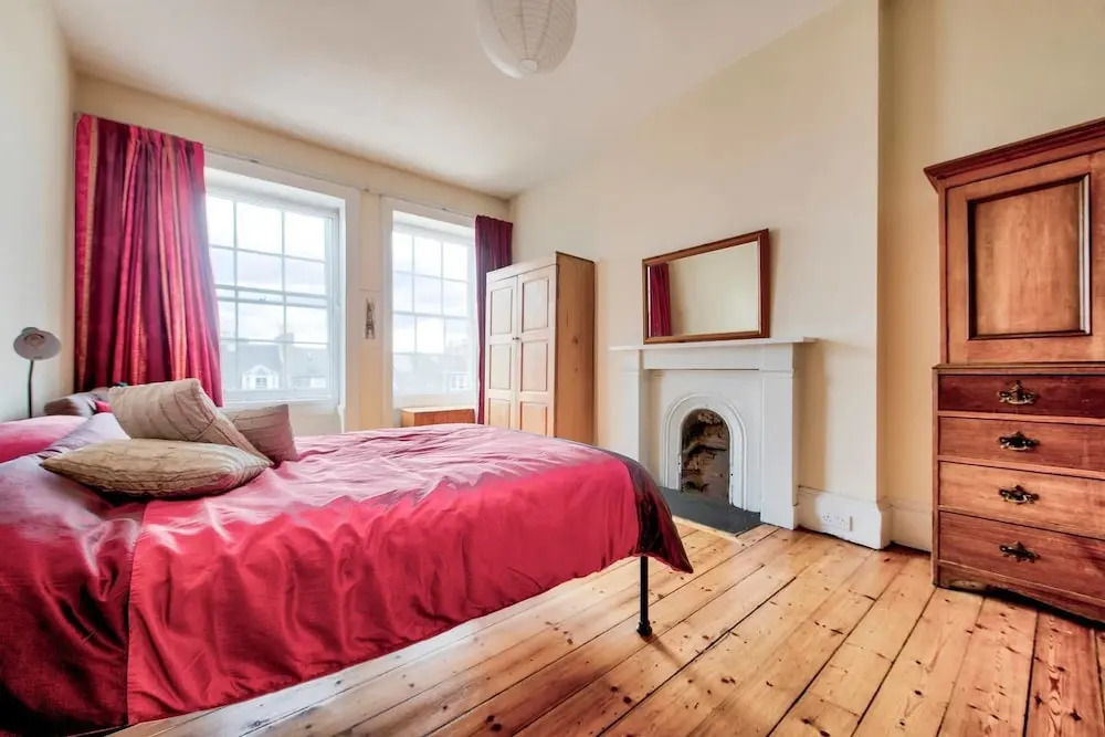 Heart of the City: St Andrew Square 2bed/2bath Apt