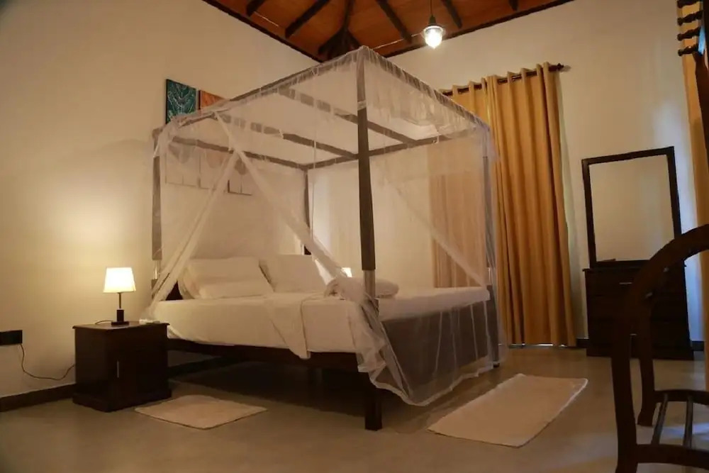 The villa has 6 bedrooms, 1 bathroom, a flat-screen Tv with satellite channels,