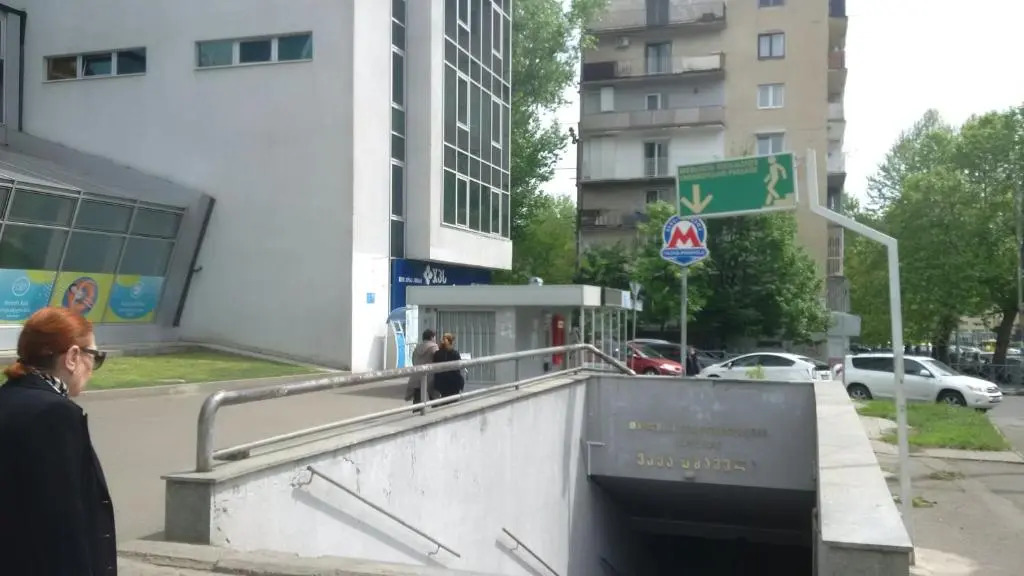 BEZARHOUSE near metro