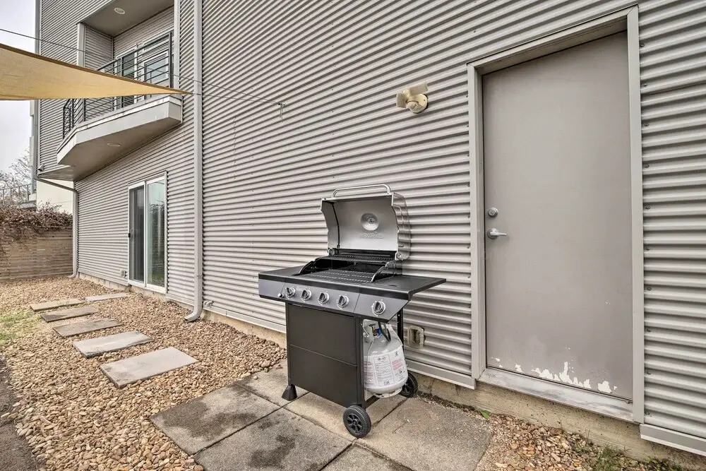 Downtown Houston Townhome w/ Balcony + Yard!