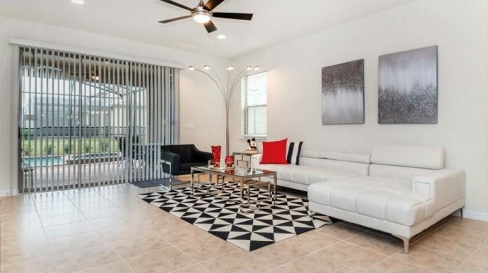 Beautiful 6 Bedroom Home With Private Pool and Game Room Ww1508
