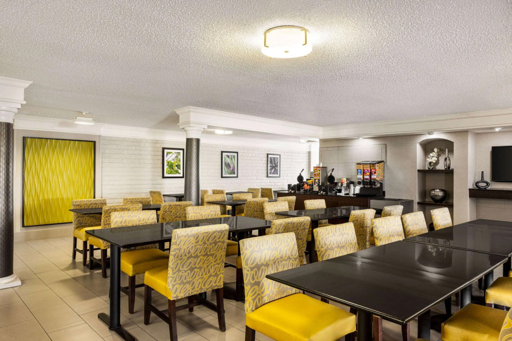 La Quinta Inn by Wyndham San Antonio I-35 N at Toepperwein