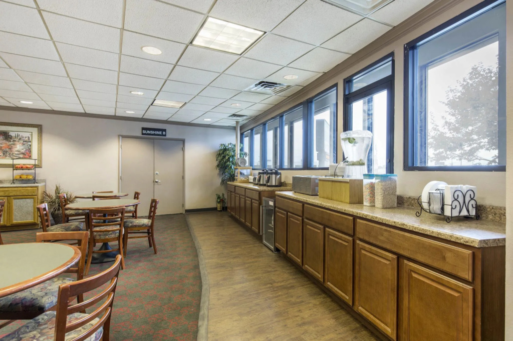 Lamplighter Inn-South