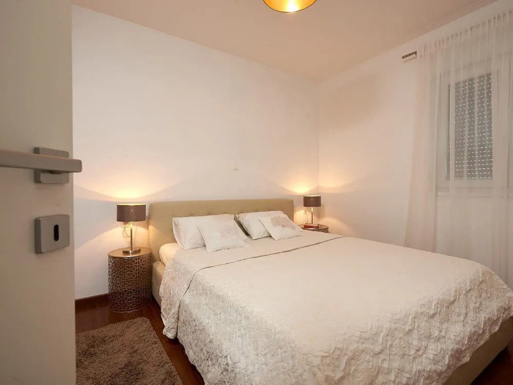 Enticing Holiday Home in Trogir near Sea Beach