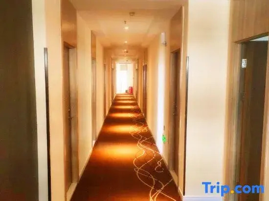 Shanghai City Light Luxury Hotel (Fudan Affiliated Pediatric Hospital Hongxin Road Subway Station)