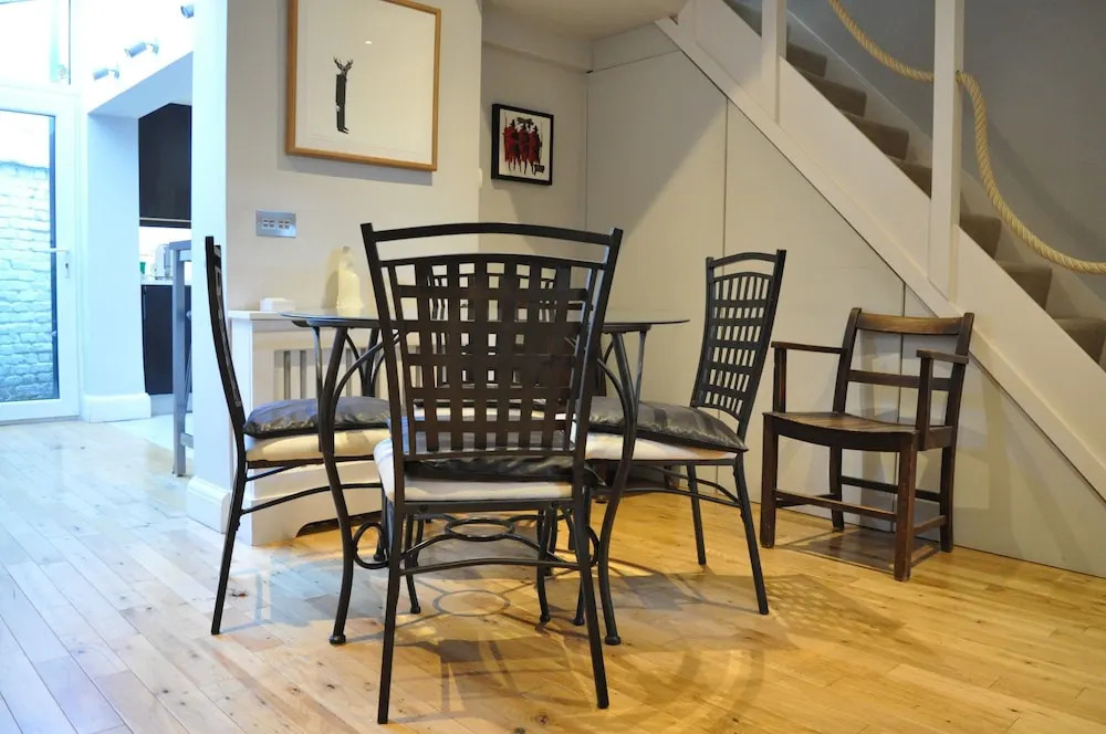 Stunning 2 Bedroom 2 Storey House in Battersea